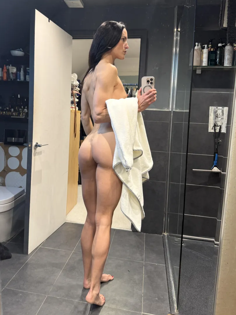 How does this side flex show off the body posted by Gymgirlalias