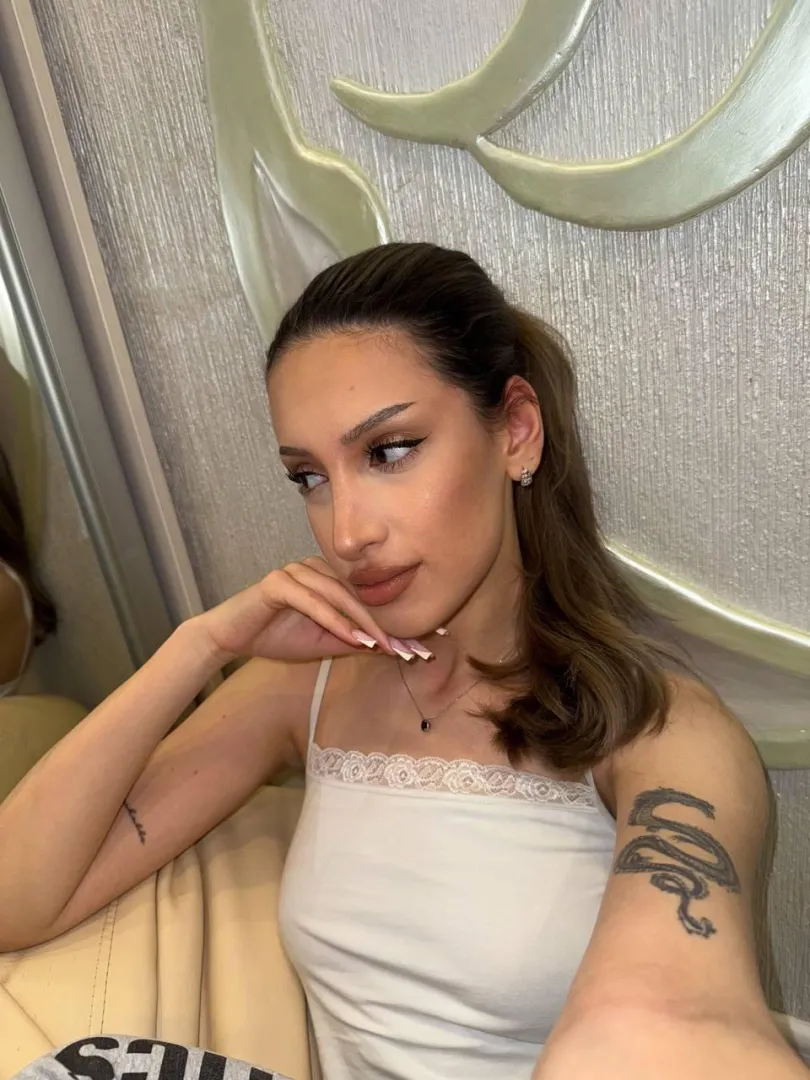 How many inches have you got to slip inside me? posted by EvvaXo