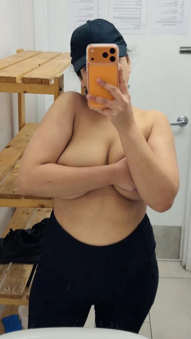 How may i service u sir… posted by Muskaan0330