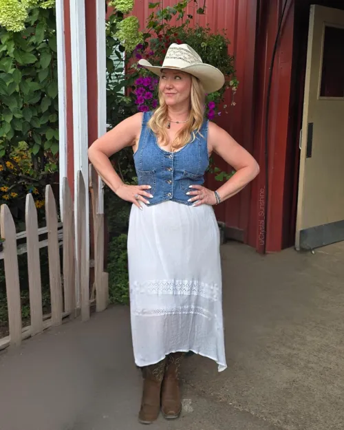 Howdy [F52] by Crystal_Sunshine_