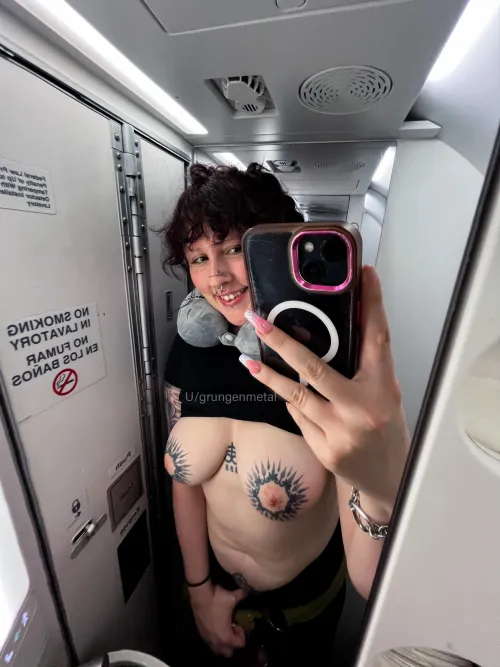 Hurry before anyone catches us! by Grungenmetal