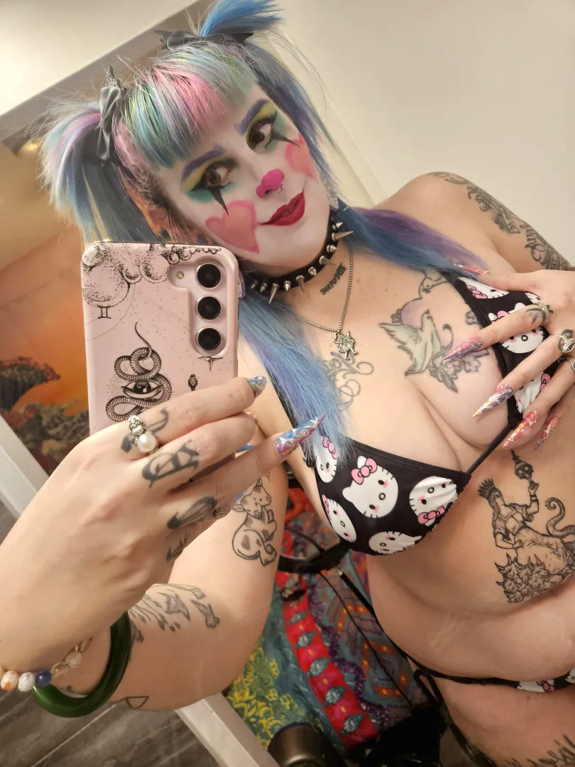 I am a cute curvy clown that can be trusted to behave at the circus  posted by pukotheclown