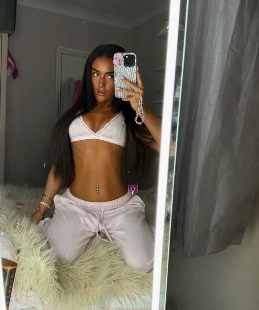 I am here to add some heat to your day posted by cora_chisholmxxx