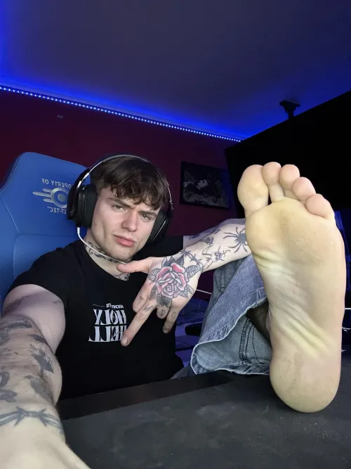 i do custom feet videos by raezify
