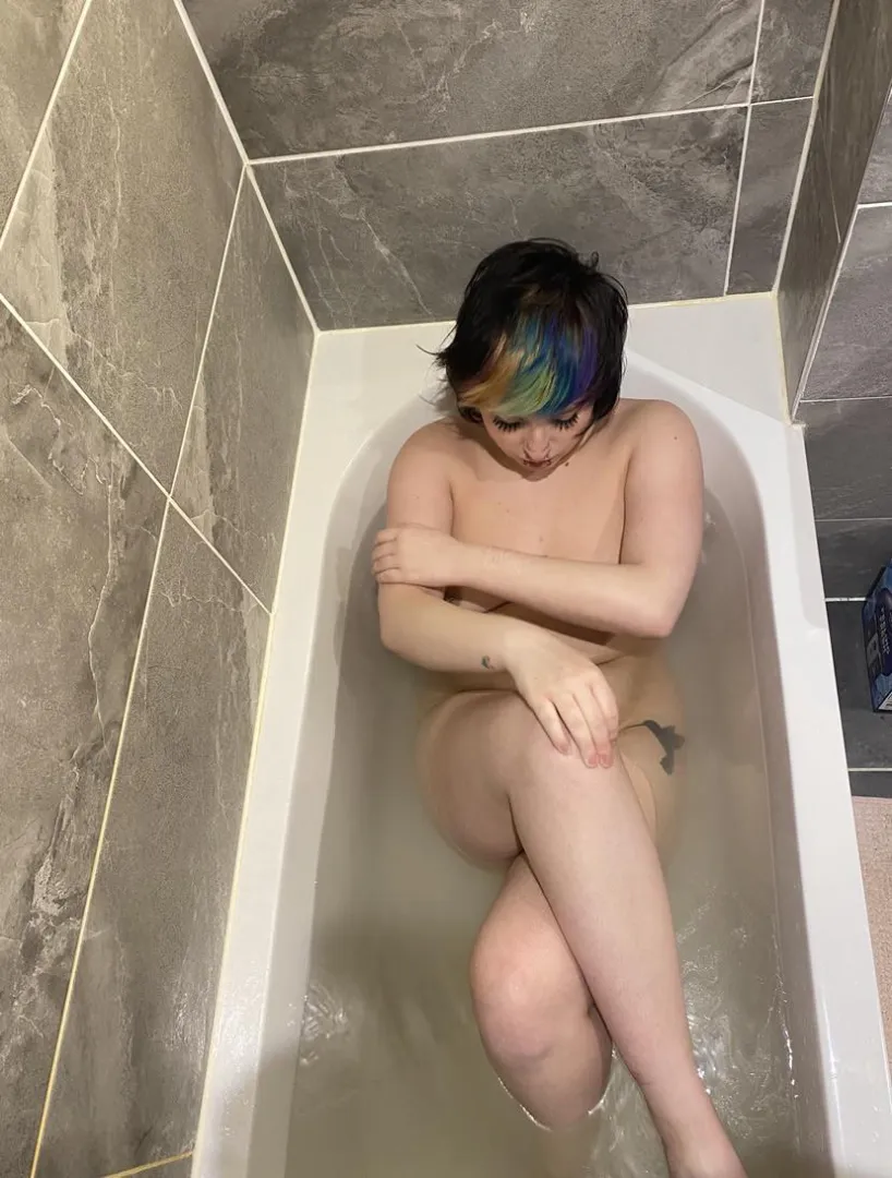 I expected my pink bath bomb to turn the water pink- not this colour lol posted by blairbatesof