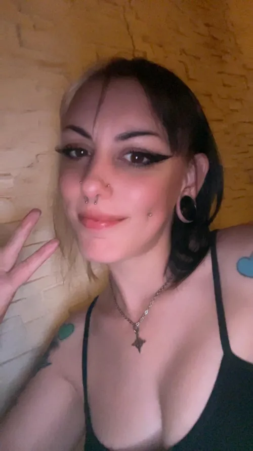 I feel very pretty in this selfie by gothamberr