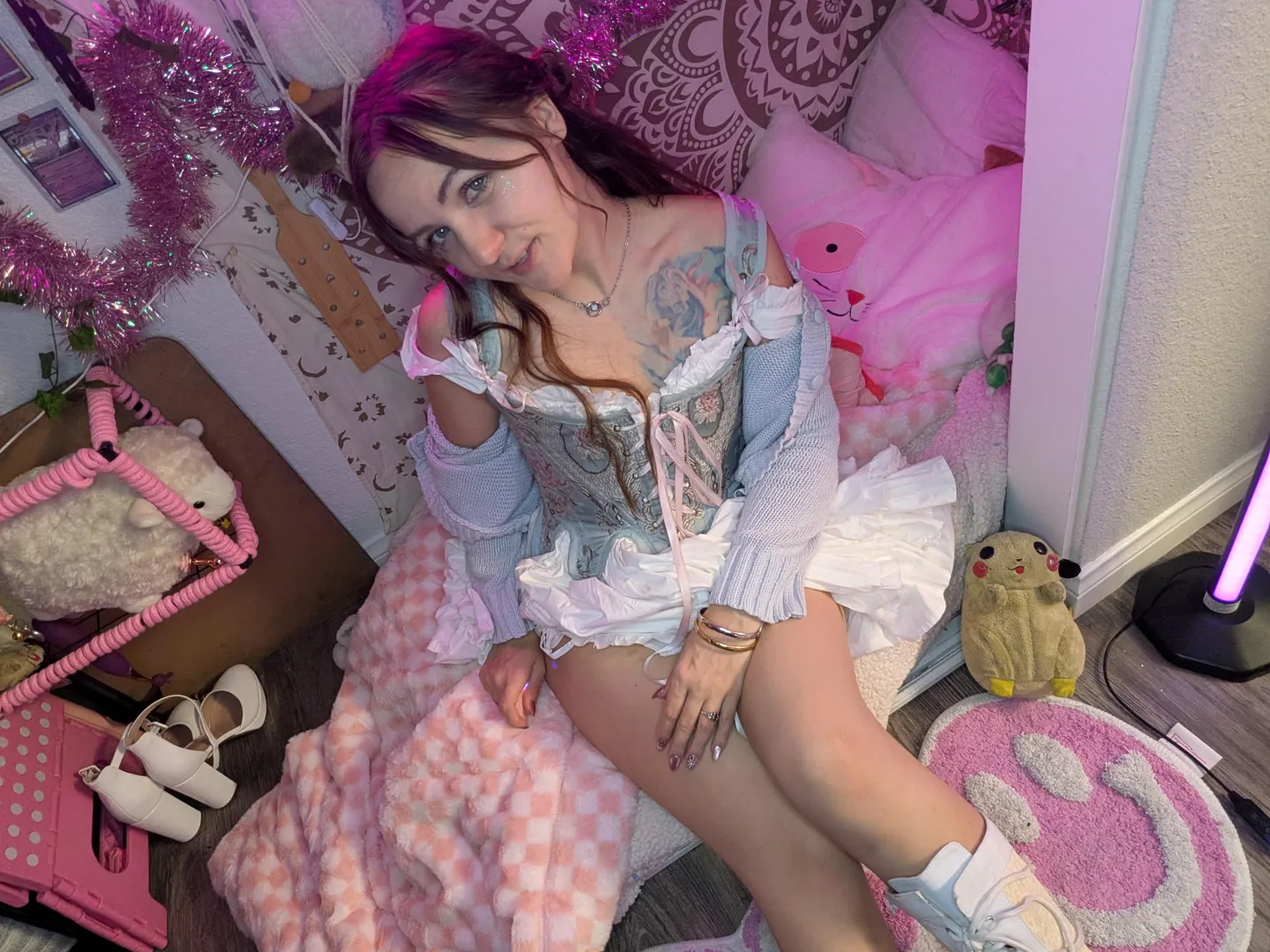 I just love this corset posted by HelenaThistledown