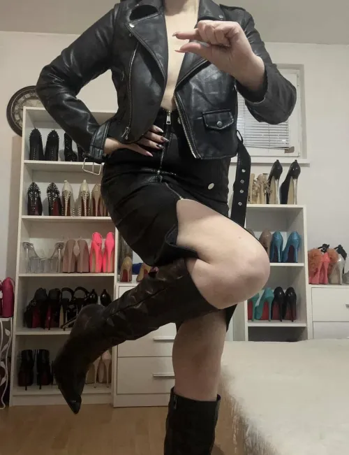 I know that is small by Heelslover_sabi