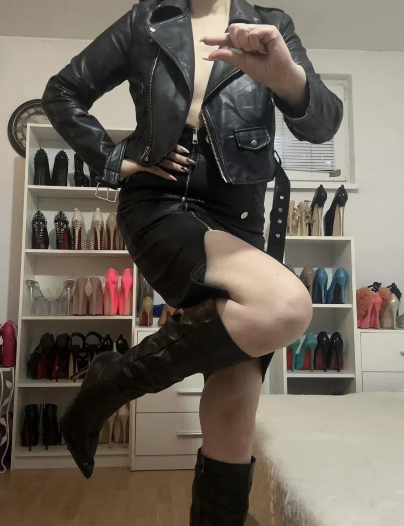 I know that is small posted by Heelslover_sabi