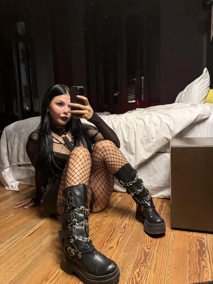 I know you want to be between my legs posted by lovelyypeanutt