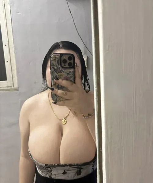 i know you're looking  by fractalnotfound404