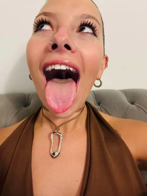 I know you’re staring at my tongue… by Dependent_Tea_403