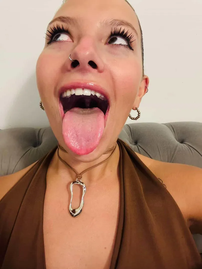 I know you’re staring at my tongue… posted by Dependent_Tea_403