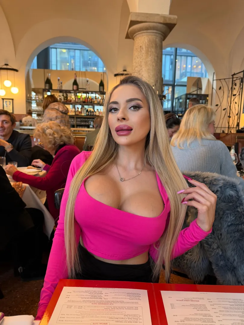 I like being the center of attention in restaurants posted by dahlia-dreamz