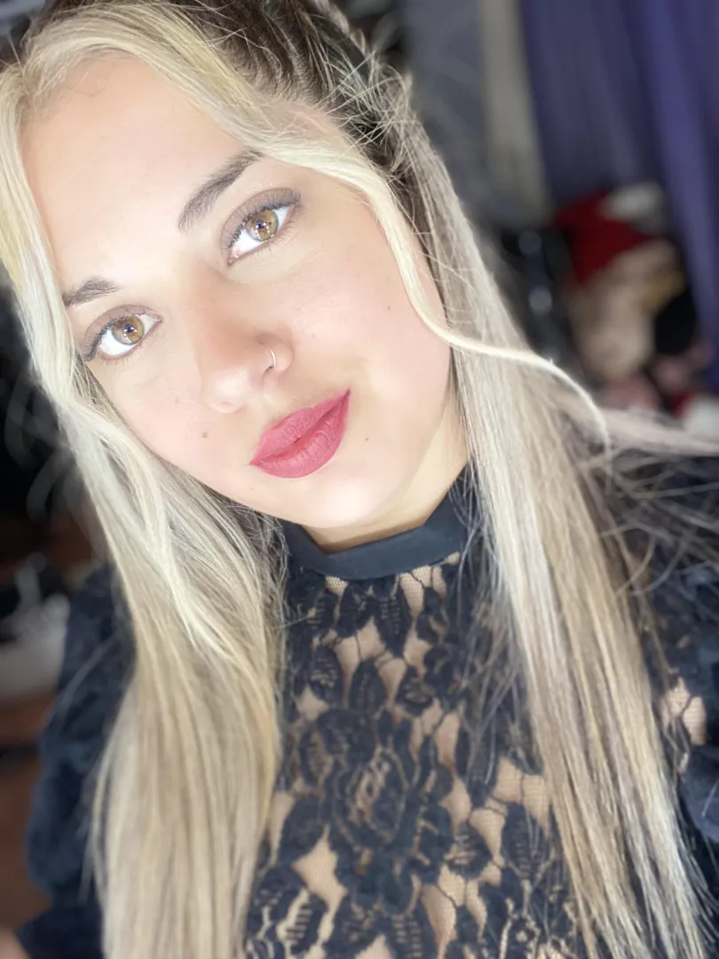 I like how my lips look in red posted by jesdaxx