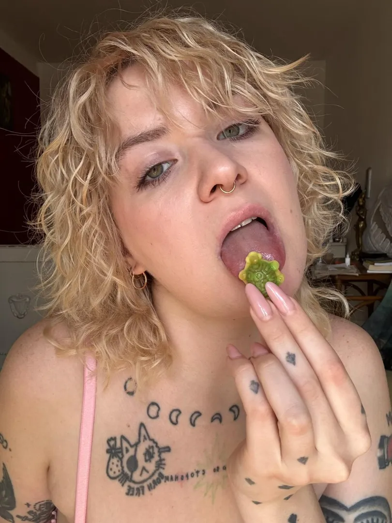 I loooove tinies like you {f} posted by feetyourlick