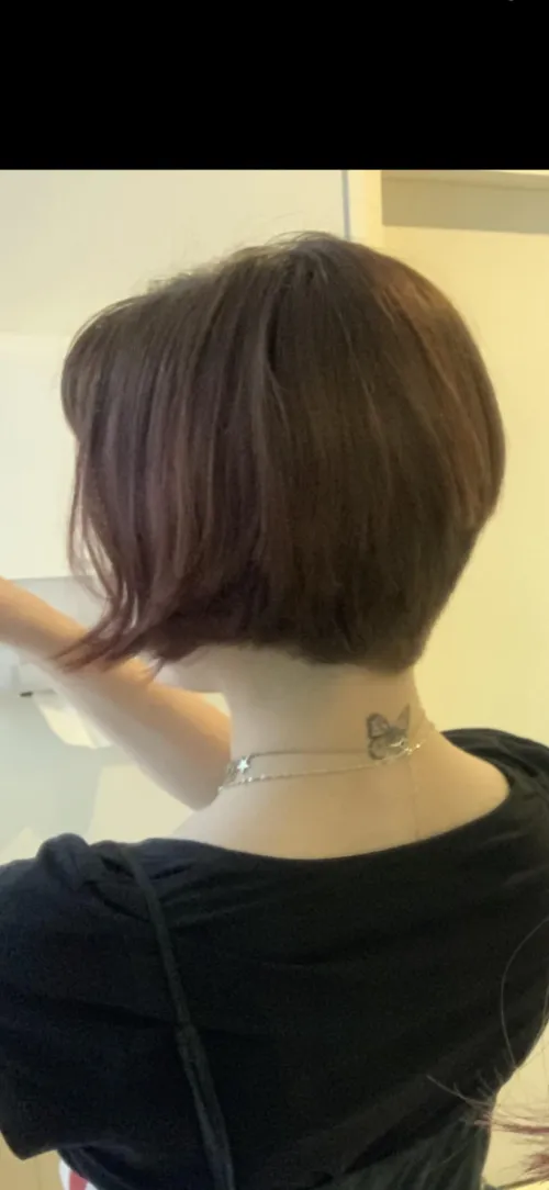 I love clippers going up the back of my bob… makes me fantasize about getting a full buzzcut by GeileGrueneGurken