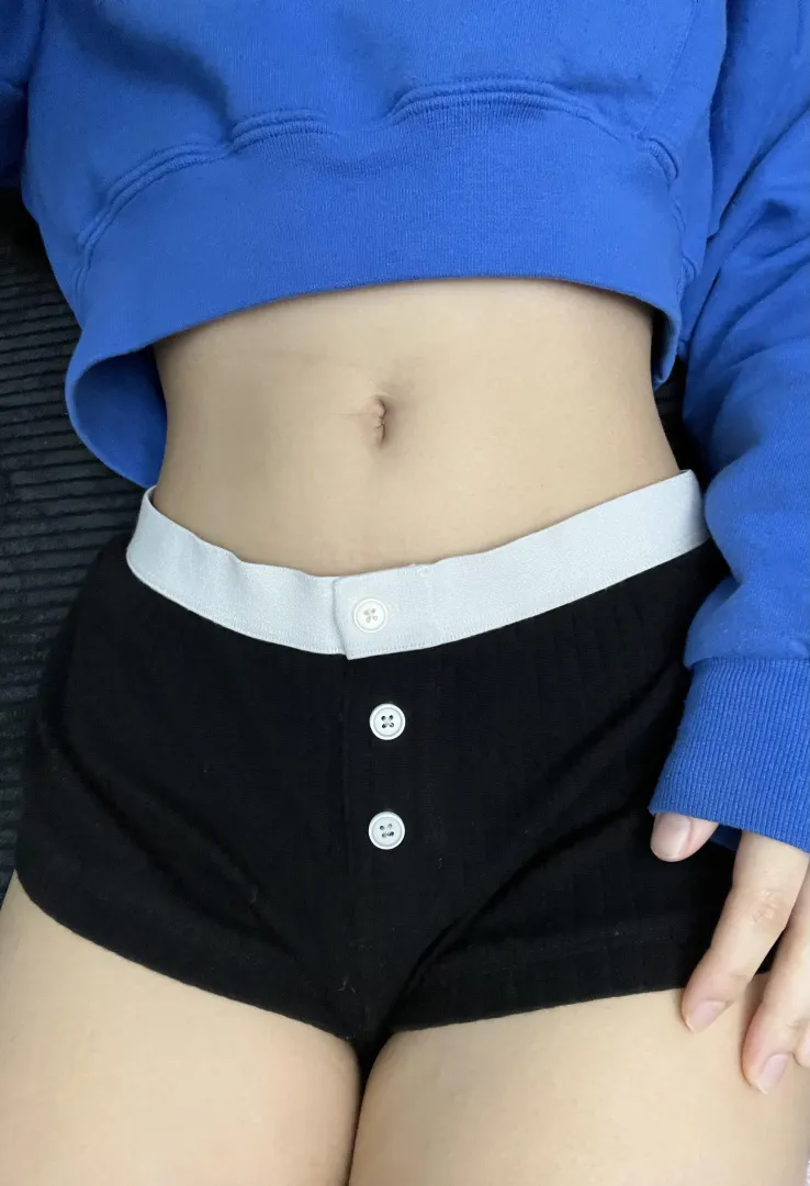 I love hoodies that don’t cover my tummy posted by Dreamy_Emi