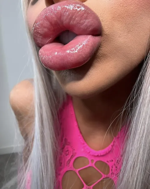 I love my pumped up lips by DollySimpsonx