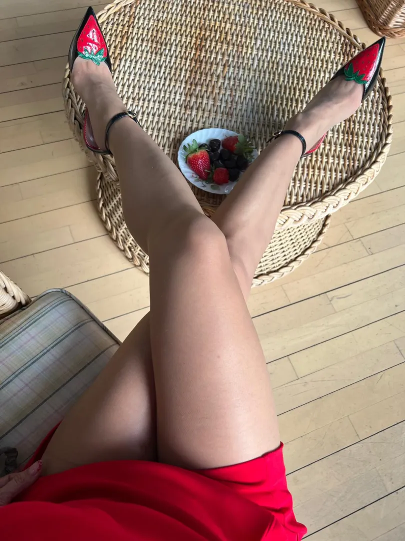 i love that feeling when i can stretch out my legs and have a little snack posted by MalinaWhispers
