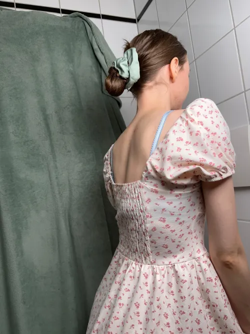 I love the hairbun by Emmi-Hill