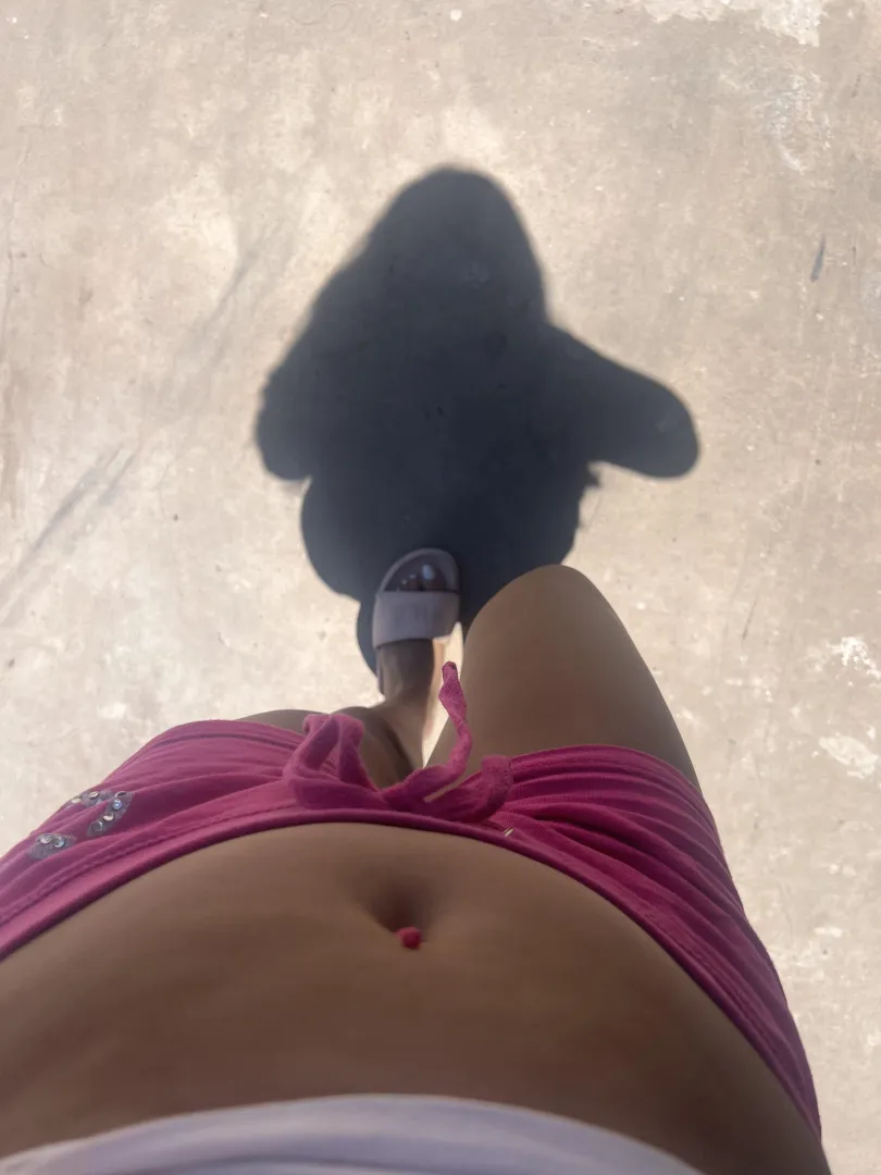 I LOVE WALKING WITH MY BELLY OUT posted by QuenHanna