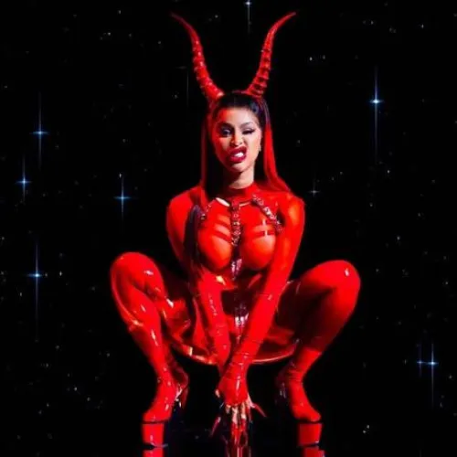 I love when she wear this. by Substantial_Board330