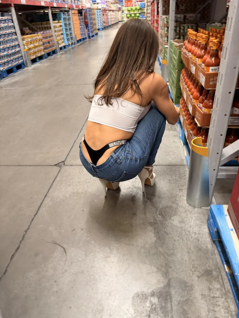 I need a shopping assistant posted by L_A-Tina