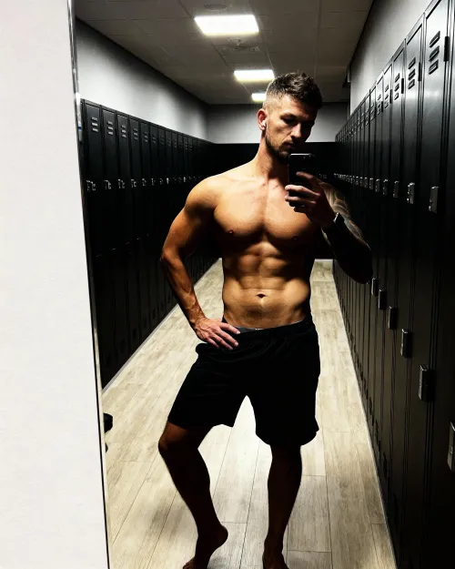 i need a submissive twink by Daddy-Fit1989