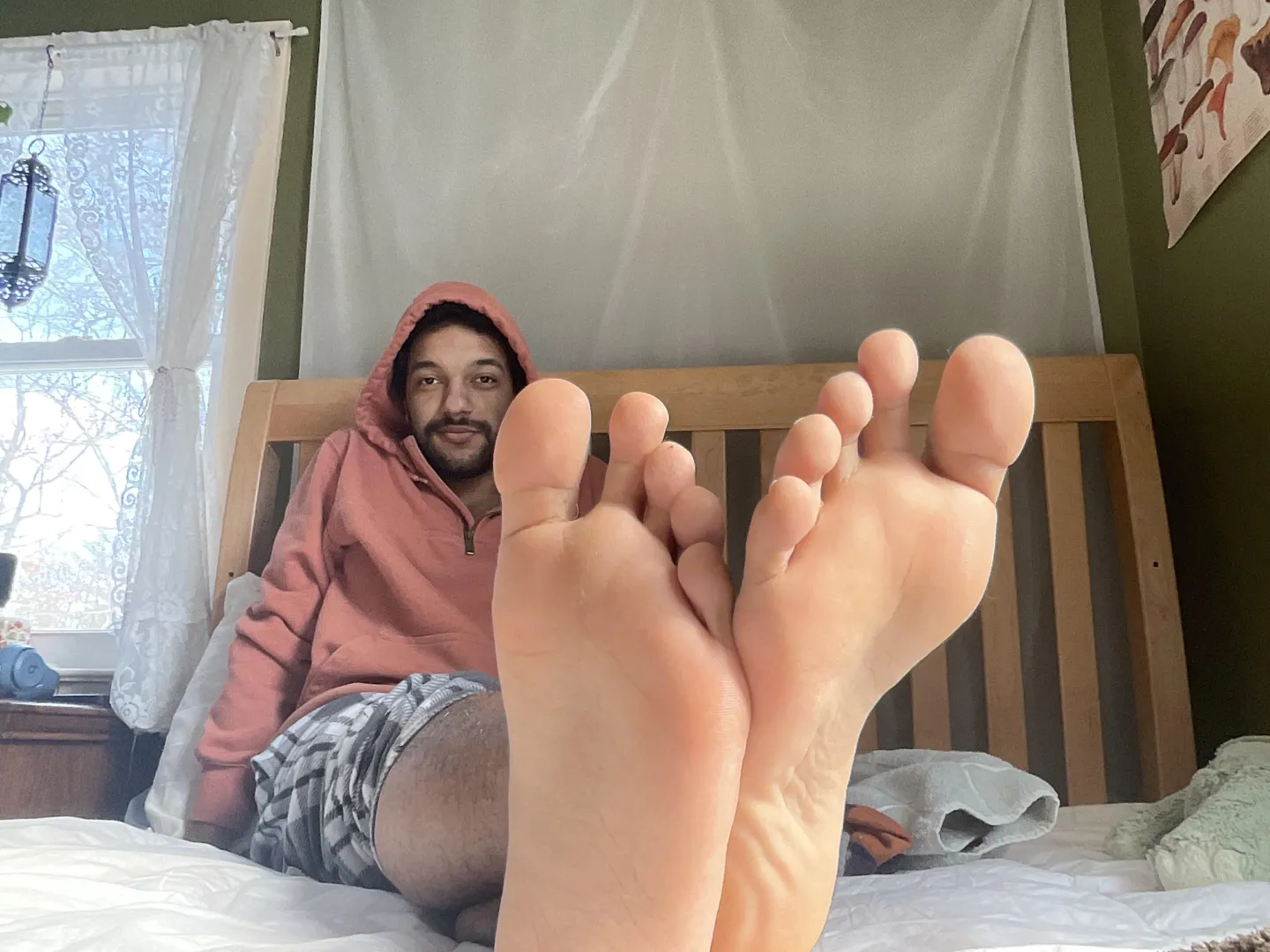 I need friends who like feet! 25 posted by curlycrazyy