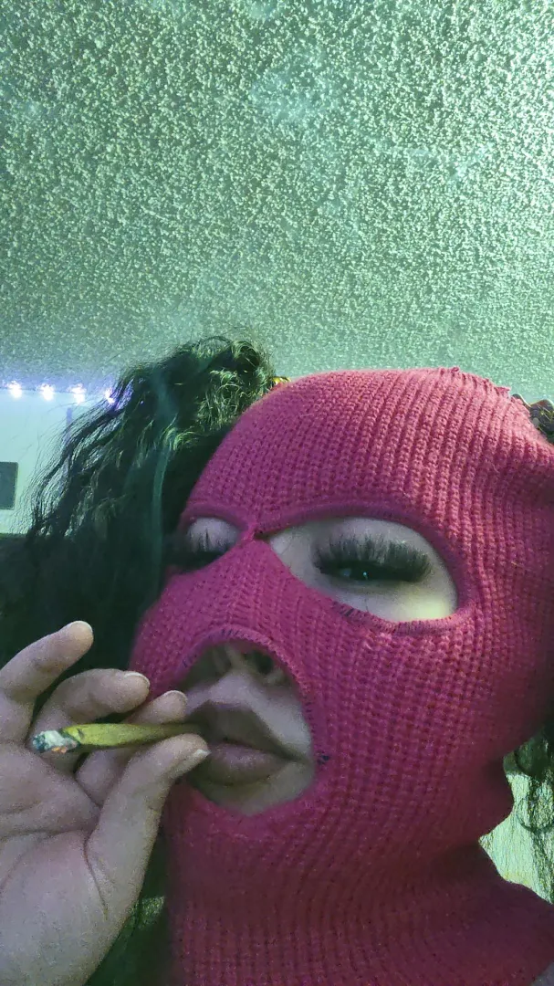 I play Fortnite naked posted by Dthehost