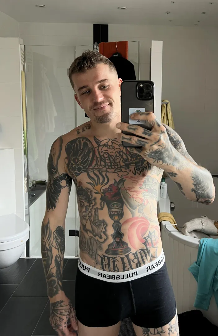 I really should’ve cleaned up the mess in the background before posting lol [Return Our 3P Tools/Apps] posted by Luke_Sakura