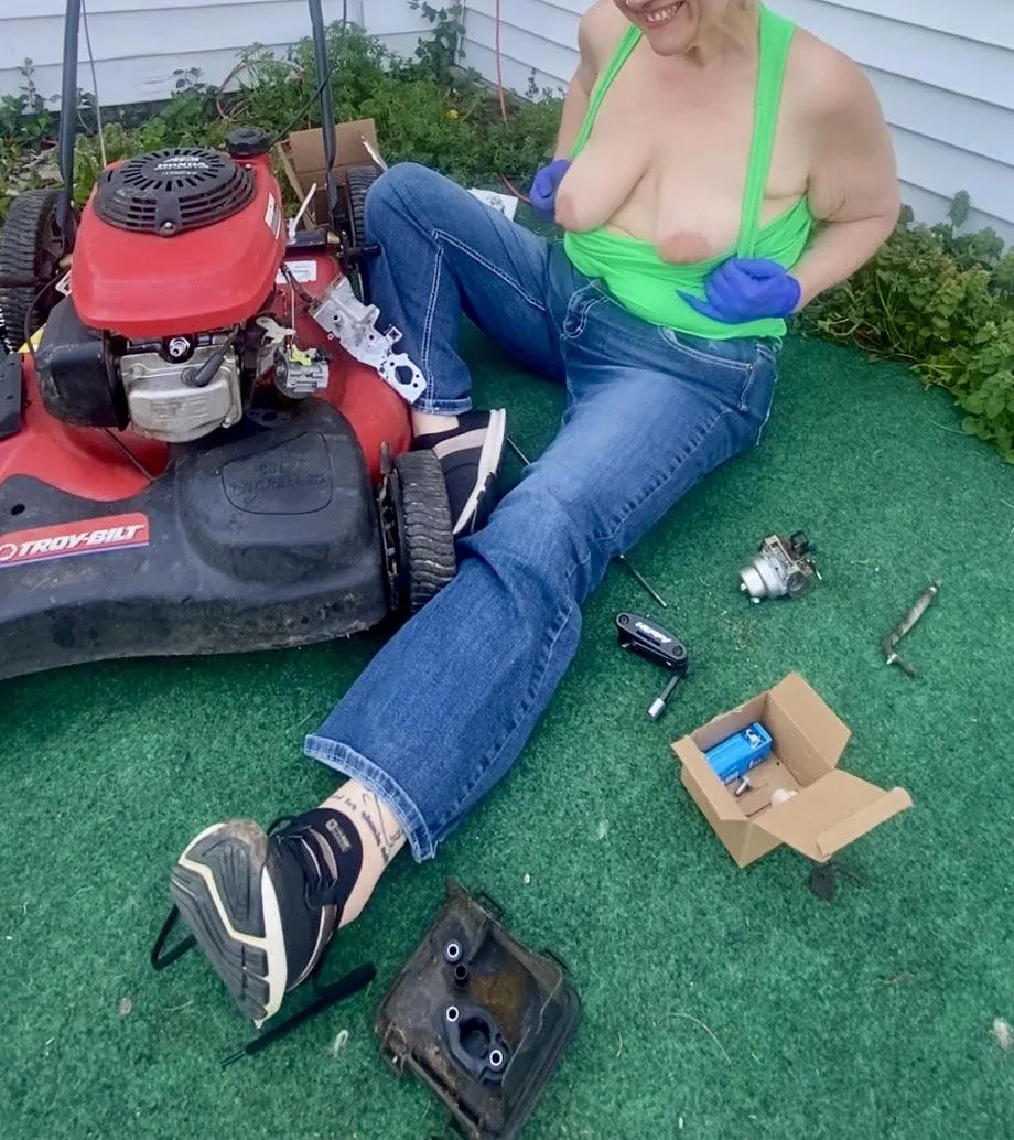 I replaced my carburetor! Successfully got it to run ‍♀️ and then the engine started smoking.  Now I’m trying to figure out which got hotter.  Me or the machine❓ posted by ResmayVWaters