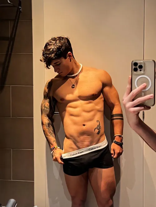 I show you my black boxer by bootyy-liciouss