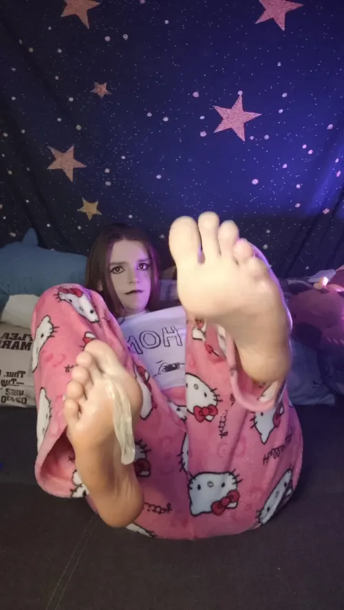 I think somtheing got stuck to my foot  by TimelyImprovement770