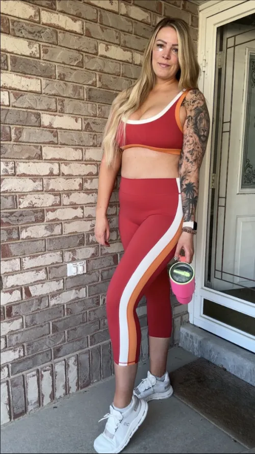 I want to be your favorite MILF, you won't regret it, trust me by haleyonlyxo