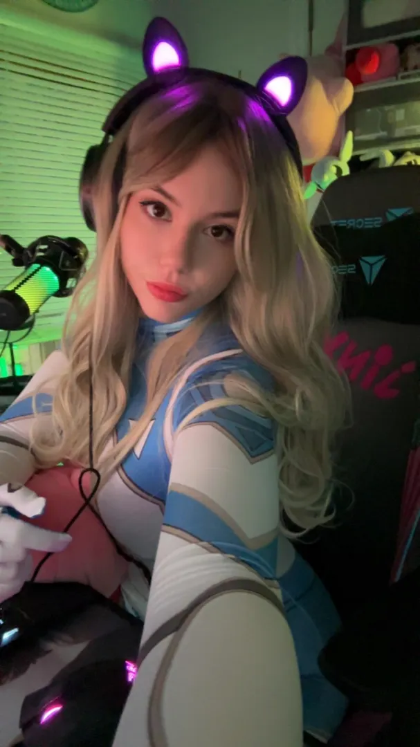 I want to dress you up in cosplay and make you twirl like a good girl… ✨ posted by Meaaly26