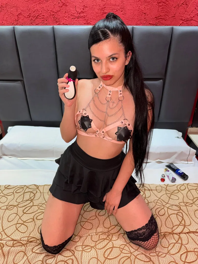 I want to masturbate with you and this clitoral suction toy, let's cum together posted by Labiosrojos21