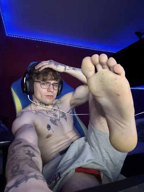 i want you to suck these toes by raezify