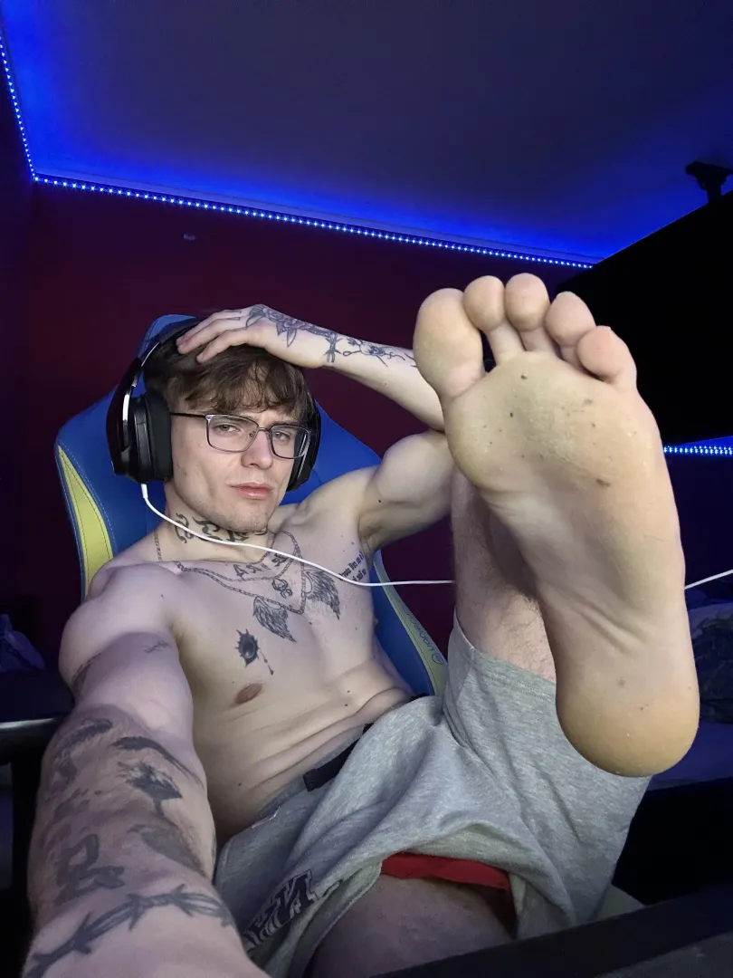 i want you to suck these toes posted by raezify