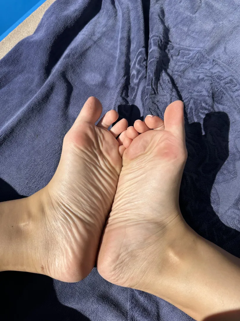 I want your tongue on my feet 24/7 posted by DreamOfVenusx