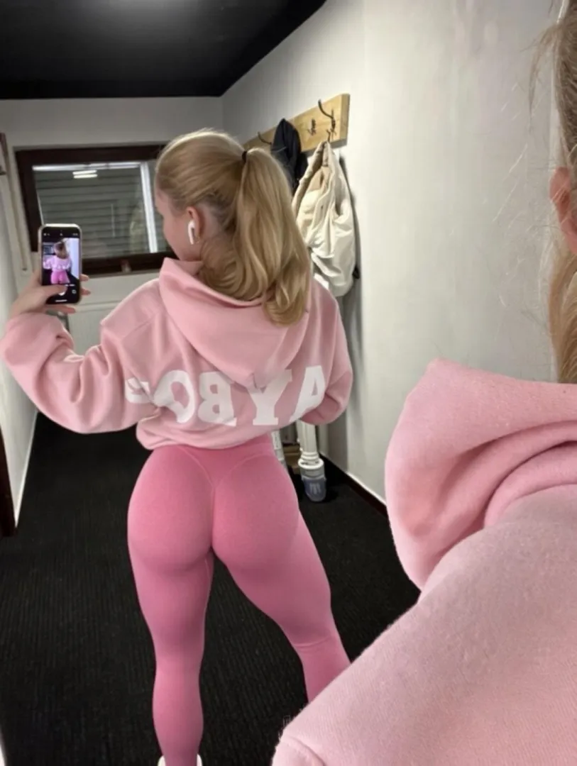 I wish that even my gym could be pink.. posted by Hrmb_f