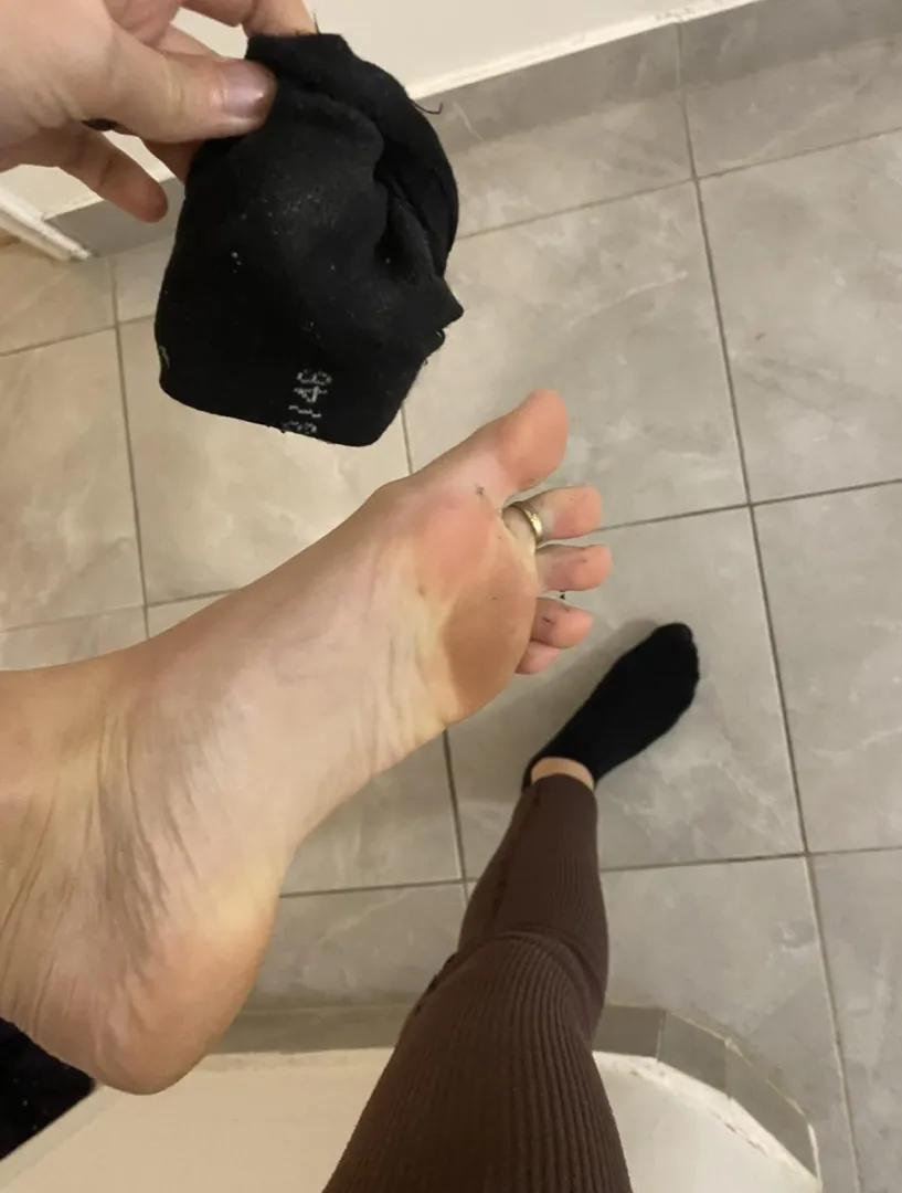 I wish you can smell how bad my feet smell posted by deliciananas2