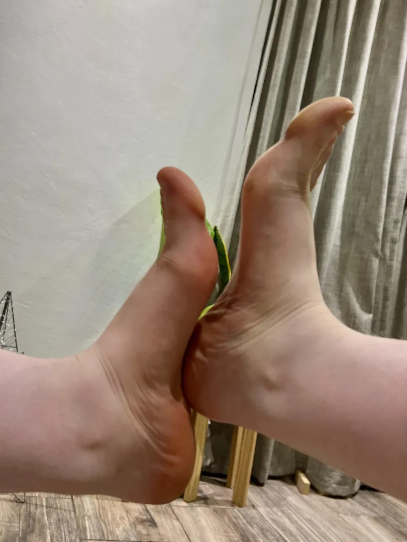 I wonder how many of you would go crazy smelling my feet posted by WickedMistressx