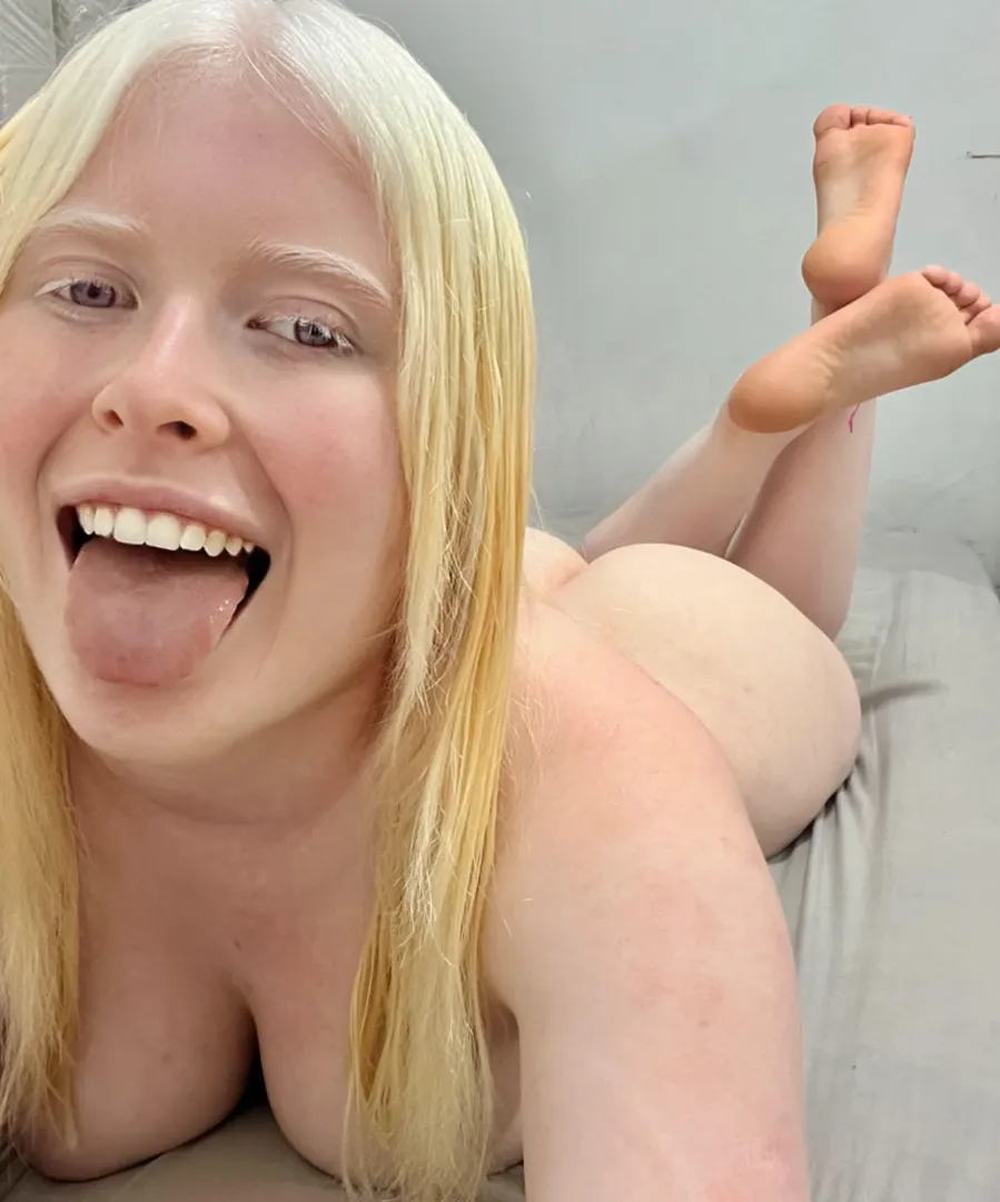 I wonder how many of you would go crazy smelling my feet posted by WickedMistressx