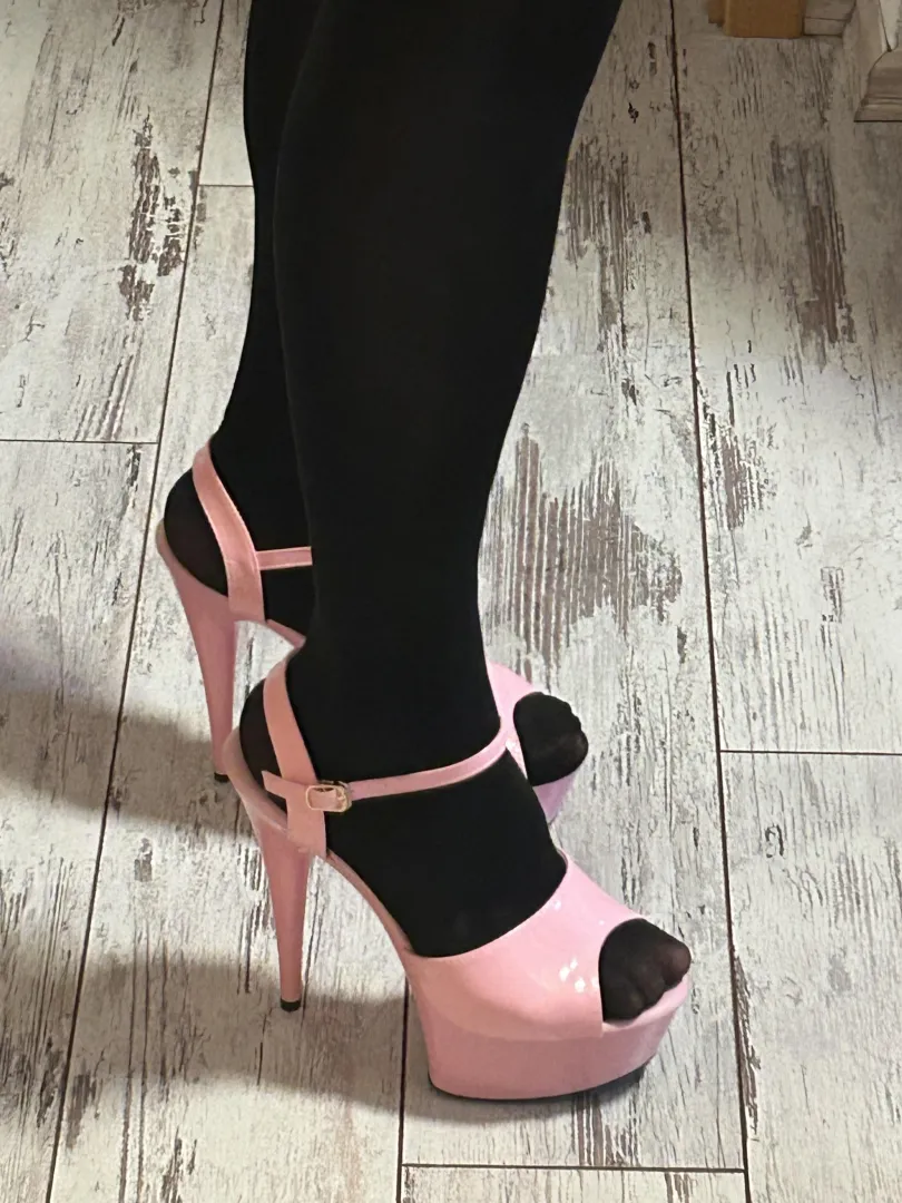 Ich liebe diese Heels posted by Material_Week6636
