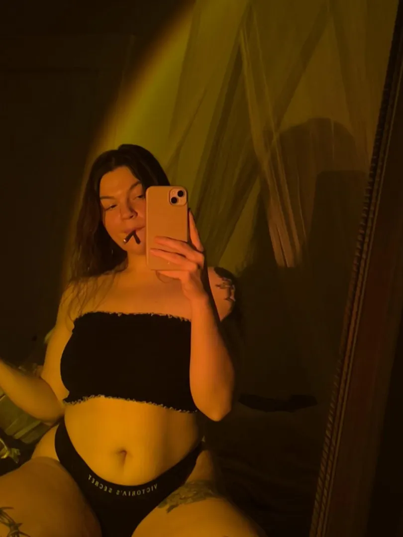 I’d roll you a blunt to smoke while I suck your dick  posted by runningontrina