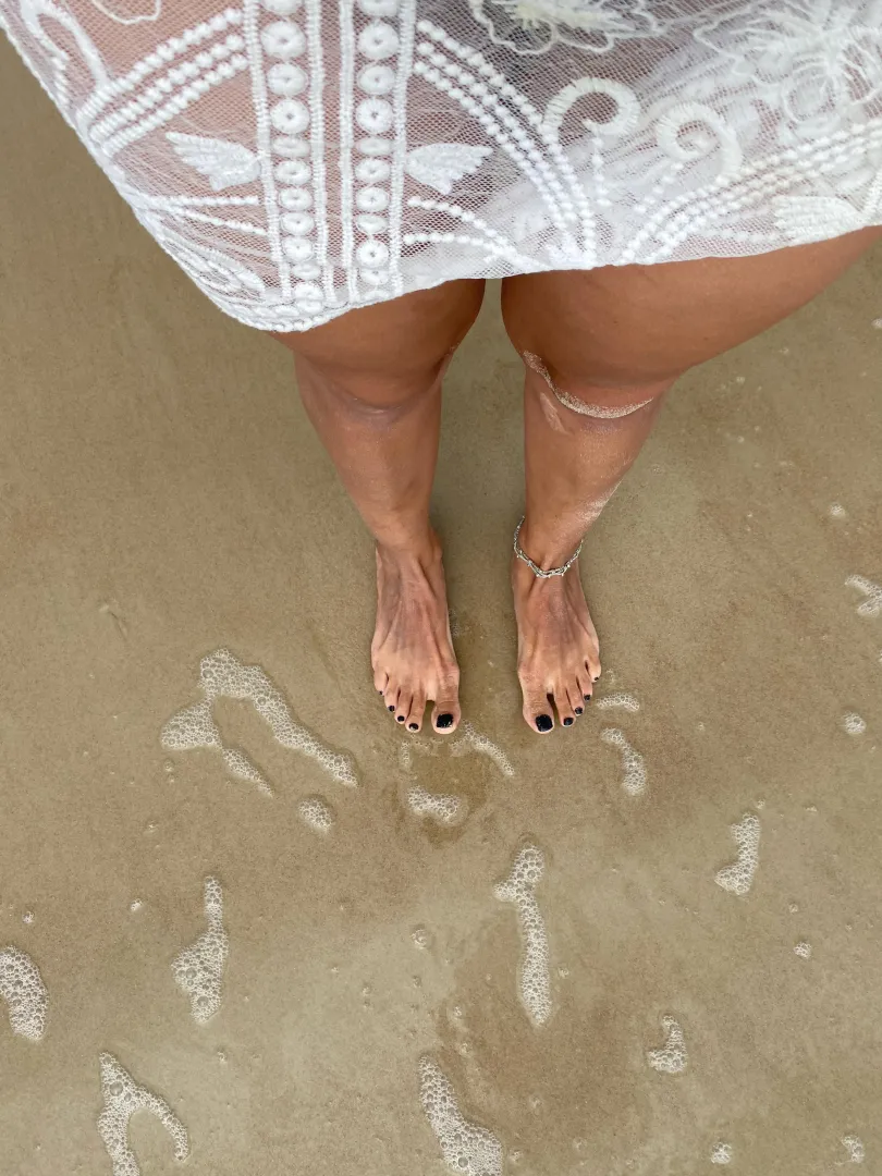 If you have a thing for beach feet… this one’s for you  posted by MissCyn18