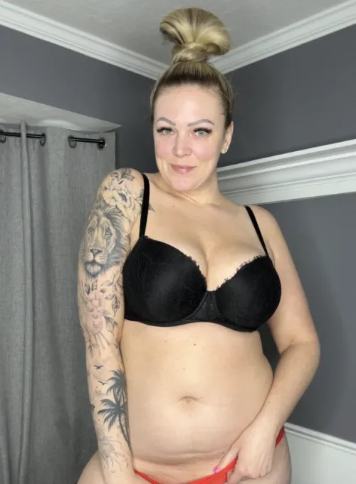 If you have ever wanted to fuck a MILF, and I offered you the chance, would you take it? by haleyonlyxo