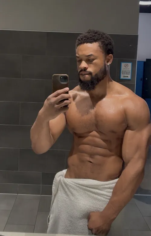 If you see me in lockerroom are you staring? by echo_larkspur